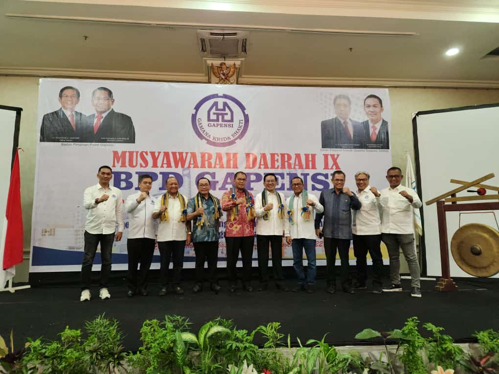 Pengurus BPD Gapensi Sulsel usai dilantik foto bersama Ketua BPP Gapensi, Ir H Iskandar Z Martawi.(FT Istimewa)