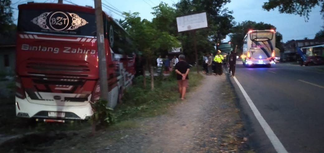 Pengendara Motor Tewas Usai Bertabrakan Dengan Bus Bintang Zahira Di ...