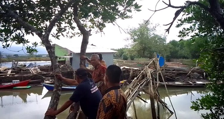 Bupati Luwu, Basmin Mattayang saat meninjau jembatan penyeberangan yang rusak di Kecamatan Bua, Selasa (14/06/2023) kemarin.