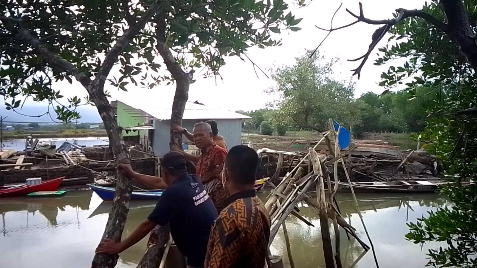 Bupati Luwu, Basmin Mattayang saat meninjau jembatan penyeberangan yang rusak di Kecamatan Bua, Selasa (14/06/2023) kemarin.