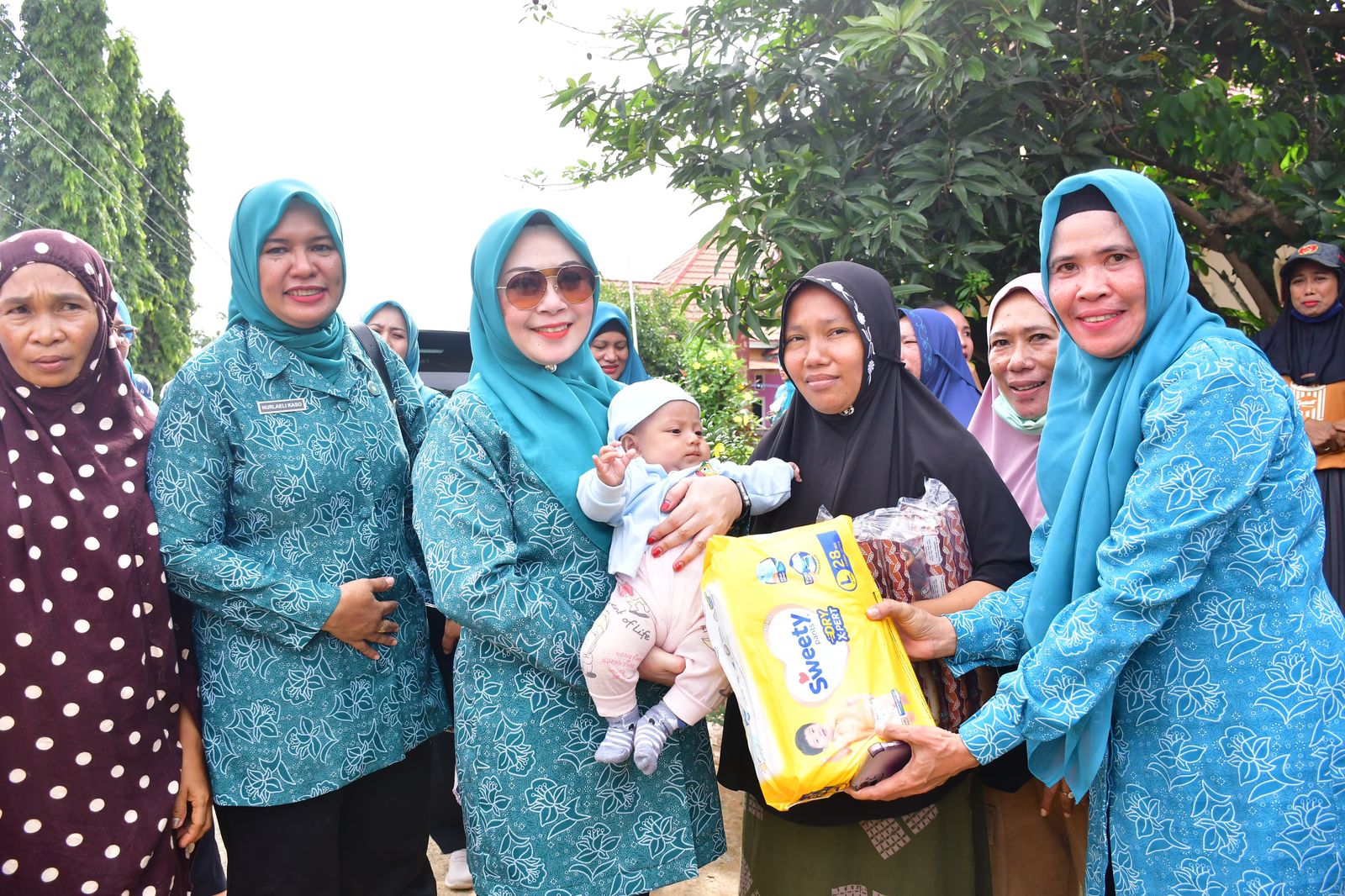 TP PKK Palopo Salurkan Bantuan Untuk Korban Banjir Luwu