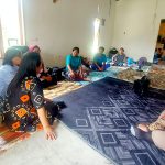 UPT Puskesmas Rampi Luruskan Isu Soal Bayi Meninggal dalam Kandungan Kepala Dinas Kesehatan dan Tim UPT Puksesmas Rampi saat berkunjung ke rumah pasien.