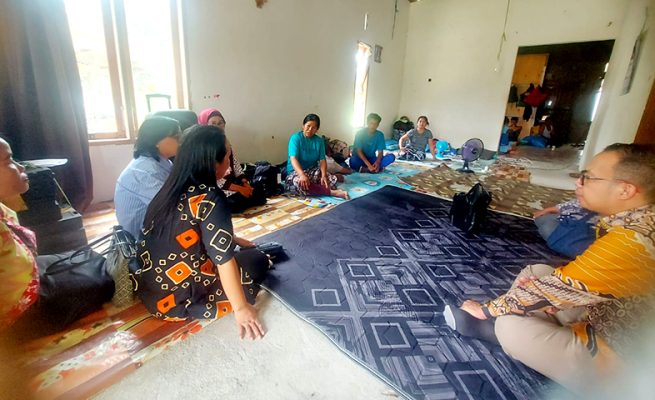 Kepala Dinas Kesehatan dan Tim UPT Puksesmas Rampi saat berkunjung ke rumah pasien.